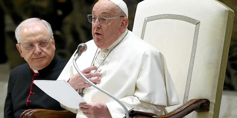 Vatican : le pape François pourrait prochainement quitter l’hôpital