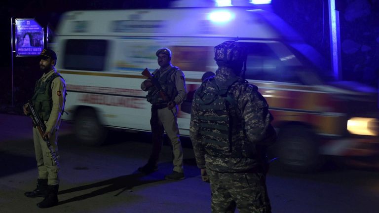 Une attaque contre un bus de touristes au Cachemire indien fait 26 morts