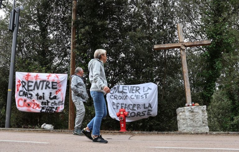 Corse : Une femme musulmane obtient le retrait d’une croix chrétienne ? C’est faux