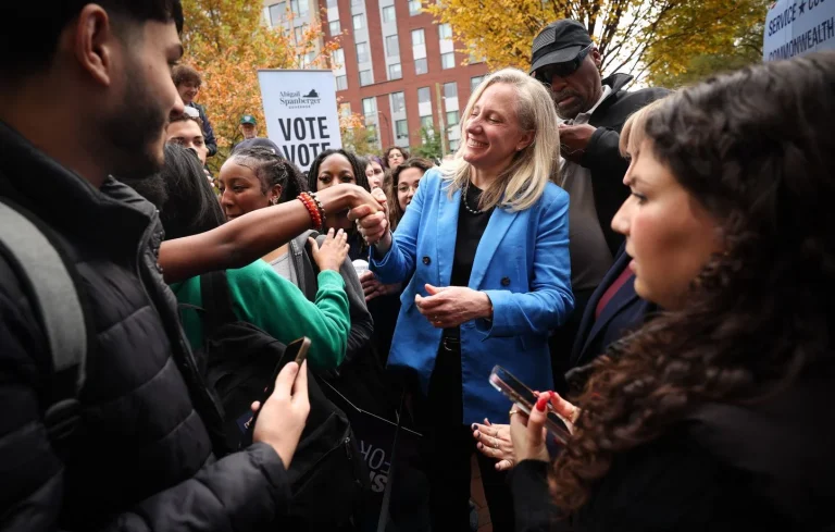 Etats-Unis : La démocrate Abigail Spanberger élue gouverneure de Virginie, premier revers pour Trump