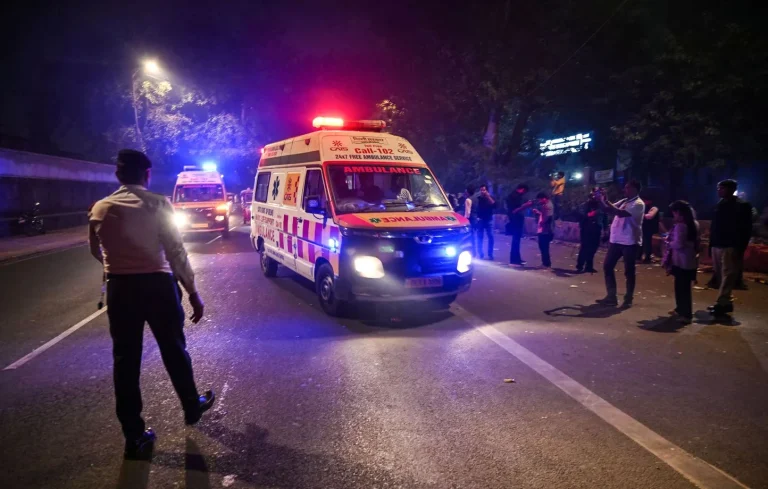 Inde : L’explosion d’une voiture au cœur de New Delhi fait au moins huit morts